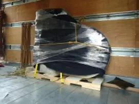 Equipo de mudanza preparando muebles para transporte